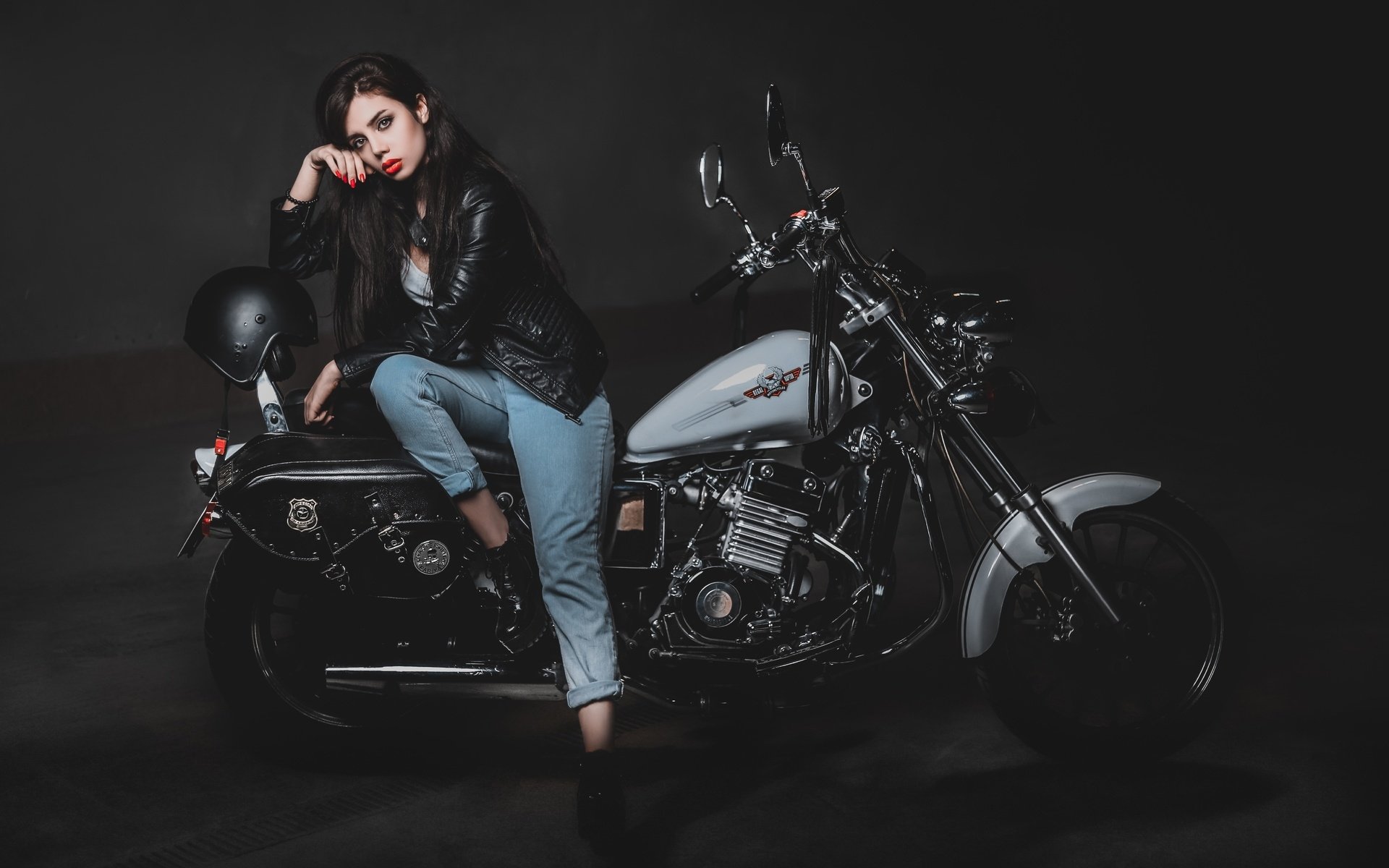 Biker girls: style and drive in Shiraz