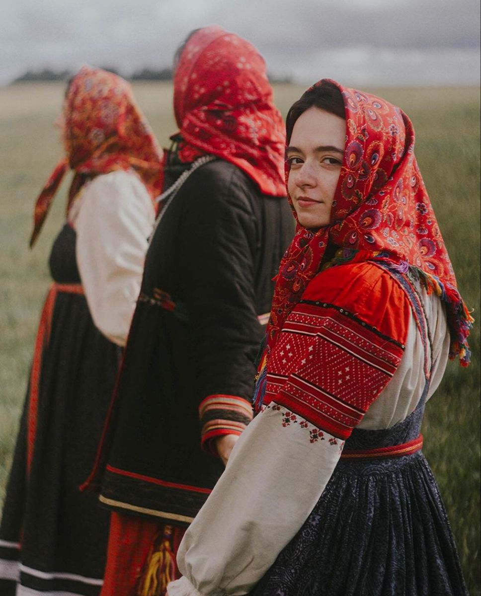 Women in Slavic costumes’s look of the day — catch her live in Shiraz
