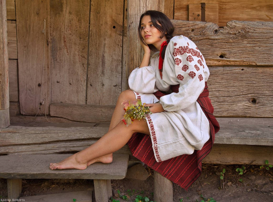 Fresh photos, fresh mood — Women in Slavic costumes online in Shiraz