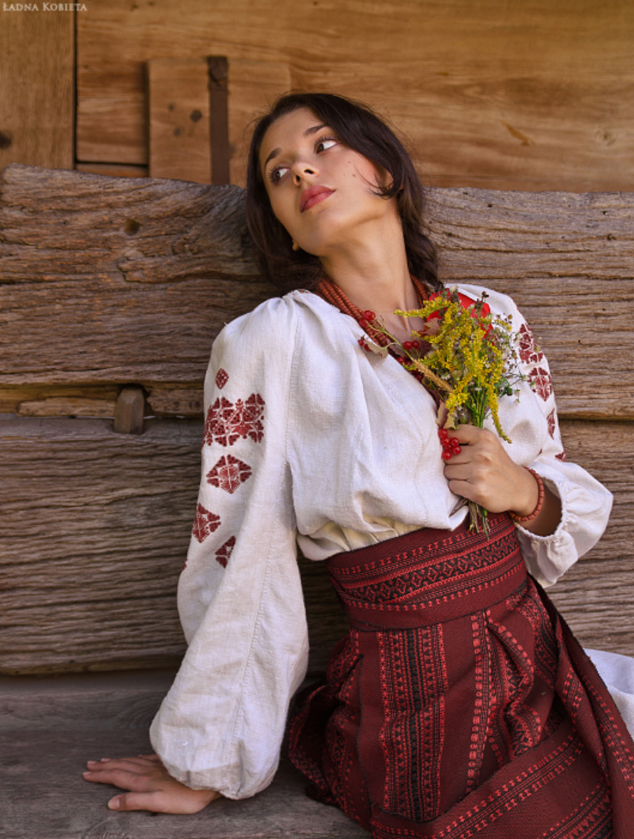 Girls in Slavic costumes in Shiraz