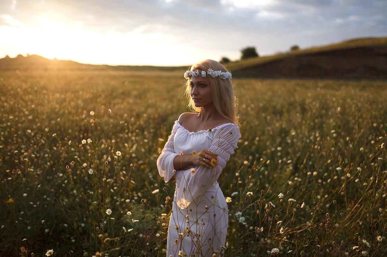 Girls in Slavic costumes in Shiraz