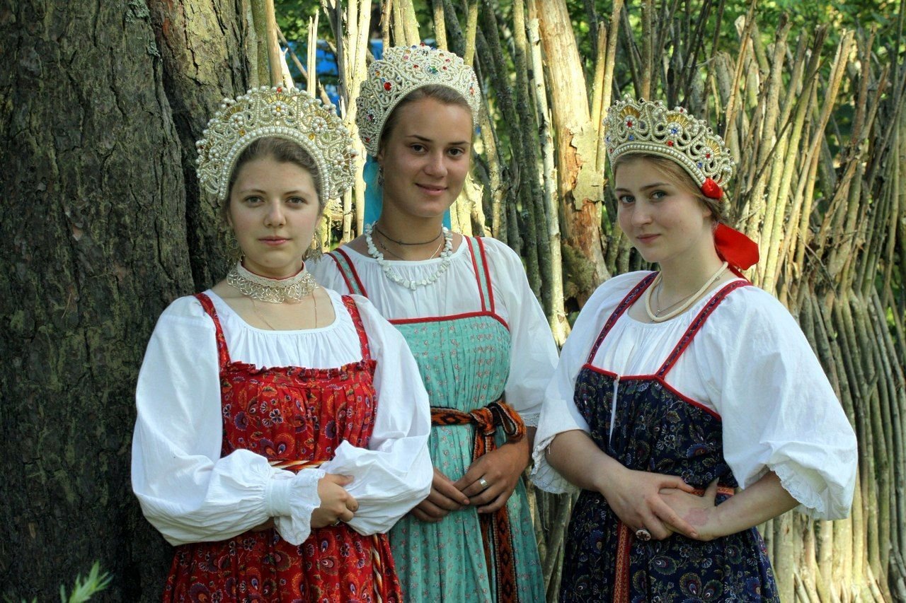 Sexy model Girls in Slavic costumes in Shiraz