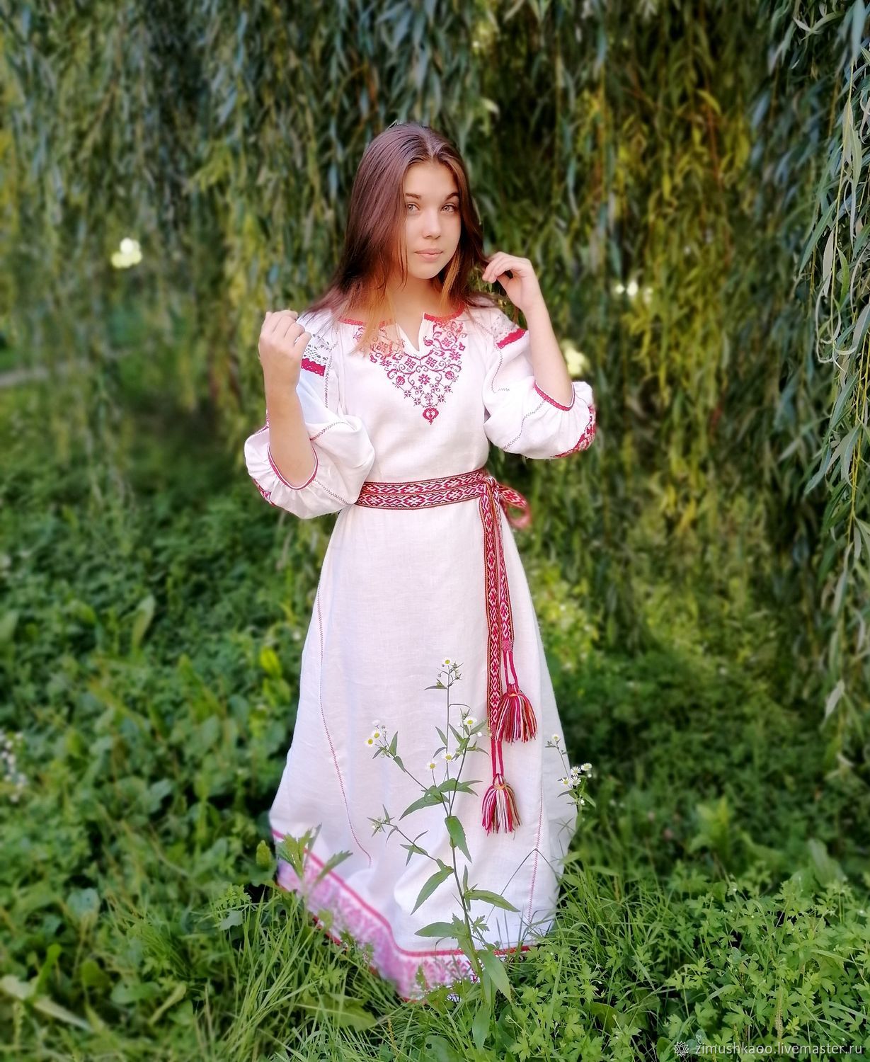 Girl Girls in Slavic costumes in Shiraz