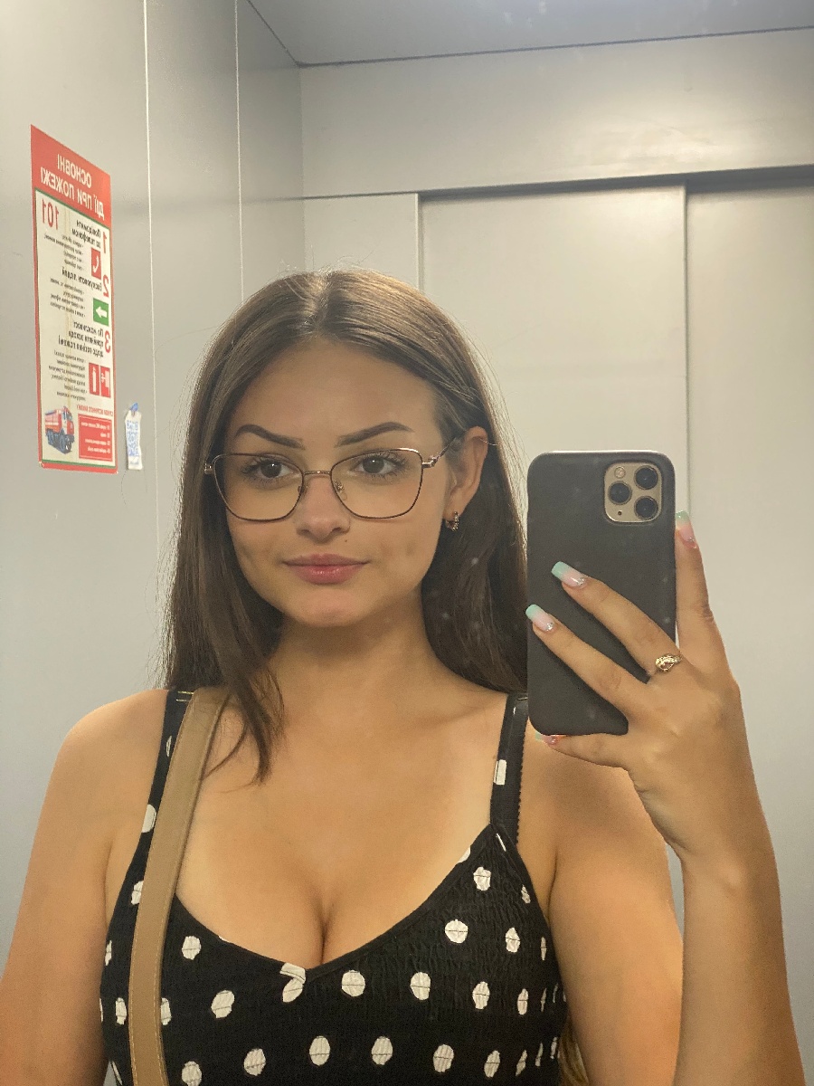 Sexy model Stacy in Shiraz